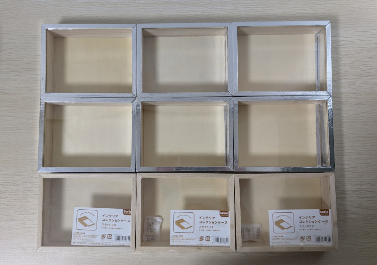 木箱を3x3に並べた様子（上の6つはアルミテープで装飾されていて、下の3つは未開封のまま）