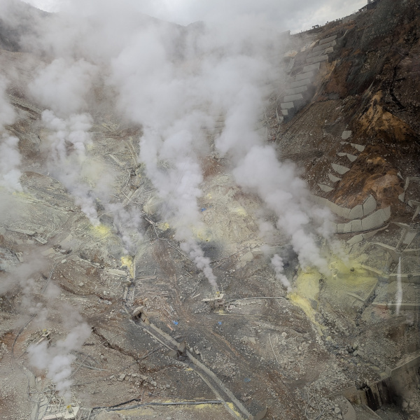 箱根ロープウェイから撮影した大涌谷で、複数の噴気孔から噴煙が上がったり黄色い硫黄が析出している様子